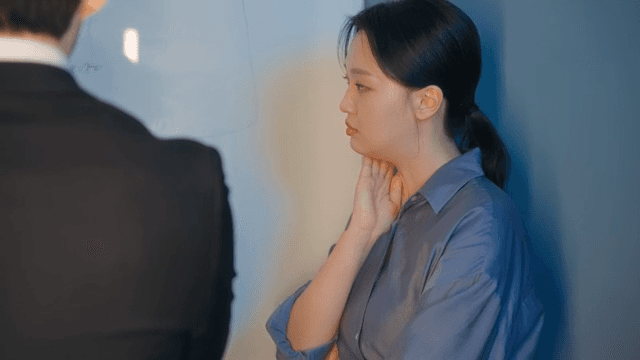 Two colleagues discussing at a whiteboard