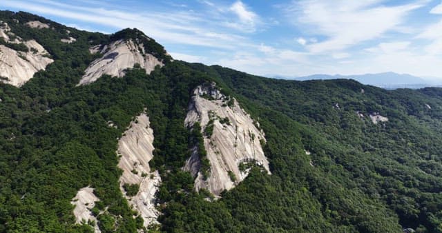 Buramsan mountains under a clear sky