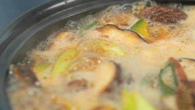 Boiling Cheonggukjang with a variety of vegetables and tofu