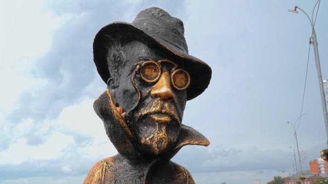 Statue of Anton Chekhov with a hat and glasses