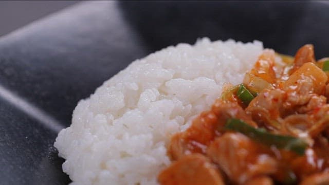 Spicy rice bowl with stir-fried radish and pork