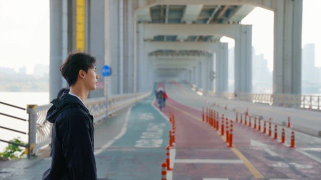 Couple walking on the Jamsu bridge
