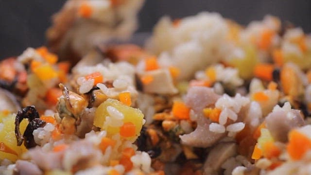 Warm rice with chopped vegetables and mussels