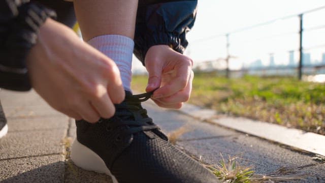 Person who ties shoelaces
