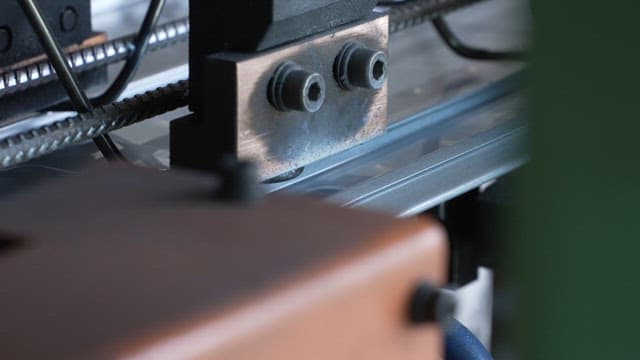 Metal welding process with sparks