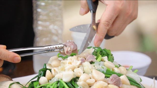 Cutting the gizzard of native chicken baeksuk with scissors
