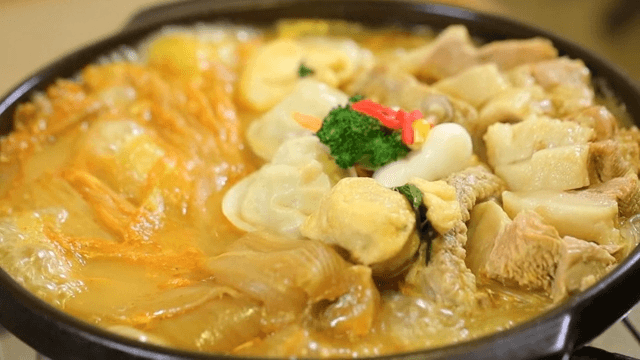 Braised aged kimchi and pork with dumplings and vegetables