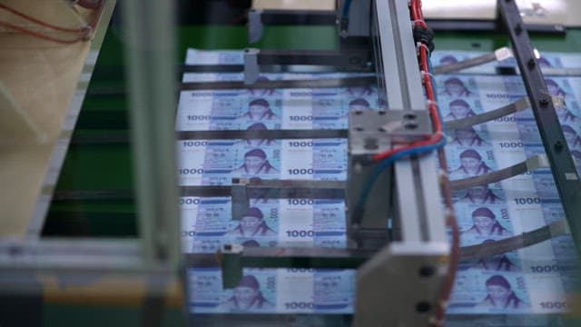 Precision Machinery Sorting Banknotes