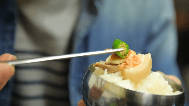 Boiled pork served with sliced ​​garlic and rice