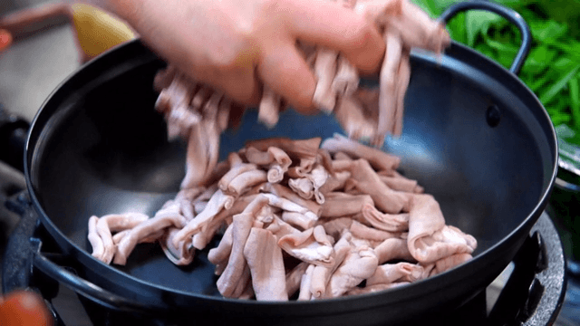 Preparing pork intestines in a pan