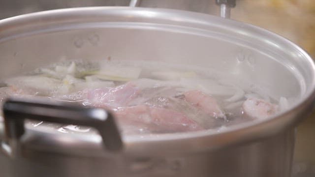 Boiling fish and vegetables in a stainless steel pot