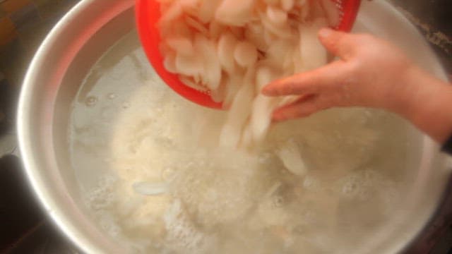 The process of making rice cake soup with seaweed