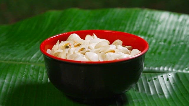Bowl of fresh clams on a green leaf