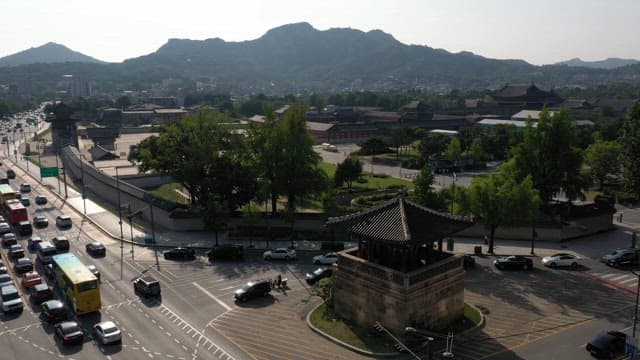 Korean Historic Architecture in the Middle of Busy City Intersection