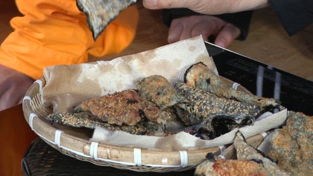 Crispy laver chips in a basket