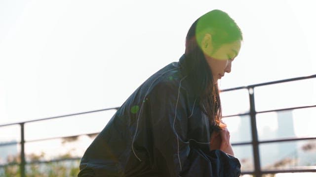 Woman who ties shoelaces