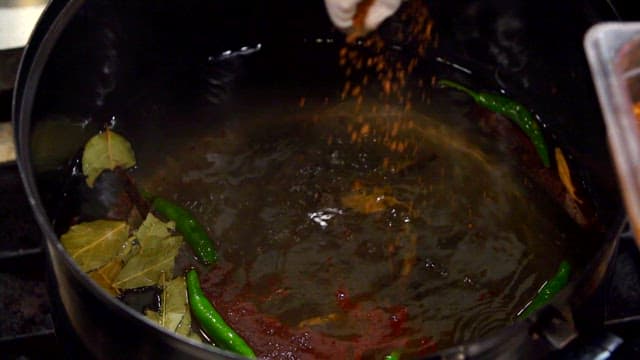 Broth made by adding cinnamon along with herbs to a pot