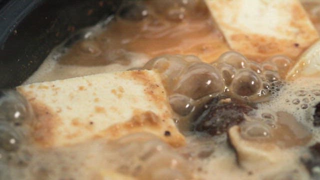 Boiling Cheonggukjang with a variety of vegetables and tofu