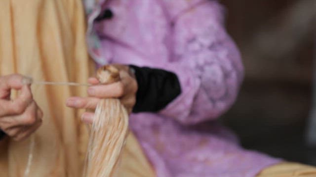 Process of Weaving Traditional Hemp Fabric by Hand