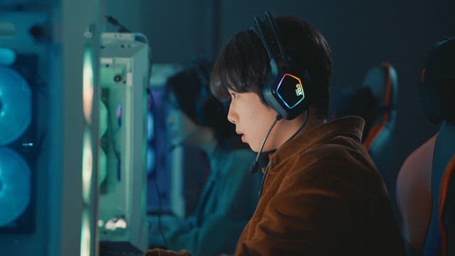 Concentrated Individuals Gaming on Computers