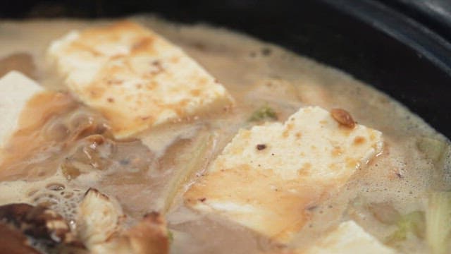 Boiling Cheonggukjang with a variety of vegetables and tofu