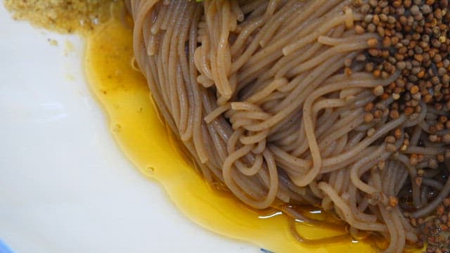 Buckwheat noodles with avocado and oil