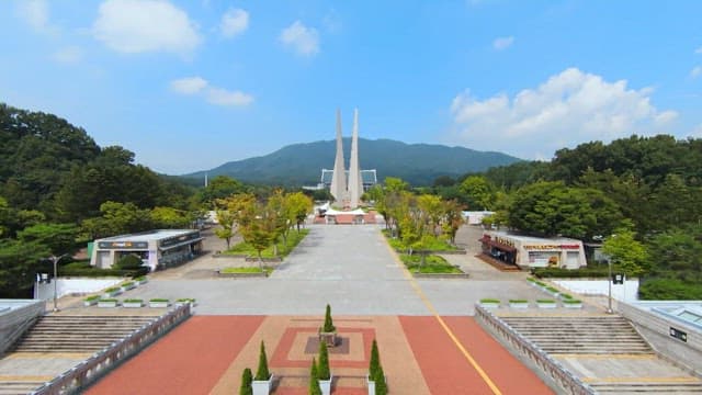 Panoramic view of the Independence Hall with the Tower of People on a sunny day
