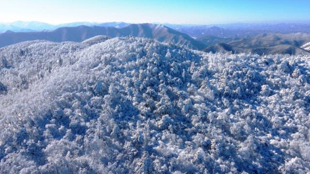 Whtie snowy mountain landscape with clear skies