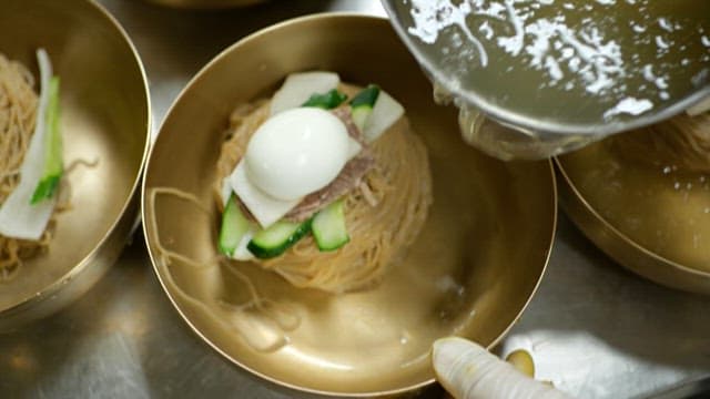 Cold noodles with broth poured over