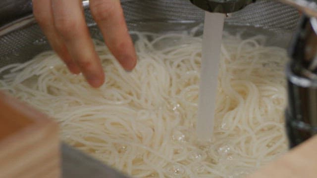Preparing and serving freshly cooked noodles