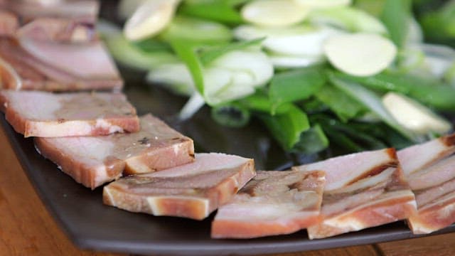 Plate of boiled pork with garlic and green onions