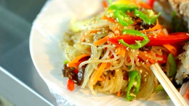 Nude kimbap topped with tuna