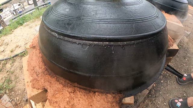 Whole chicken soup boiled in a gamasot