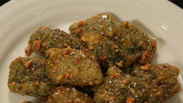 Gangjeong made with beeswax rice cakes with nuts and syrup