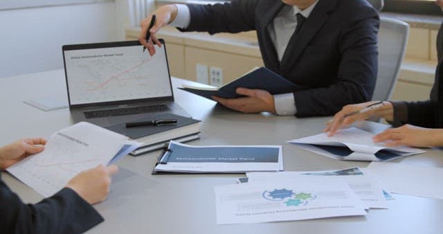 Experts Analyzing Semiconductor Market Trends