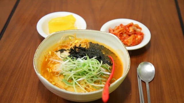Seasoned green onion ramyeon with side dishes