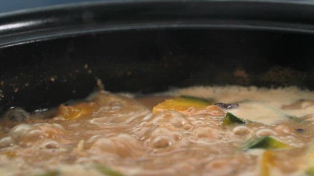 Boiling Cheonggukjang with a variety of vegetables and tofu