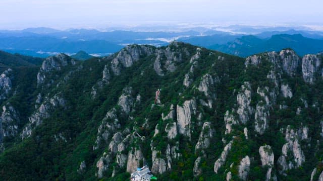 Majestic Mountain Range Looks Like a Painting