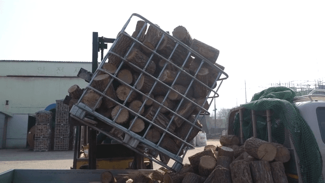 Logs being loaded onto a truck