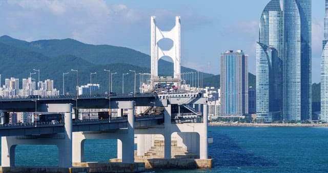 Busy scenery of Gwangan Bridge from day to night as seen from the front