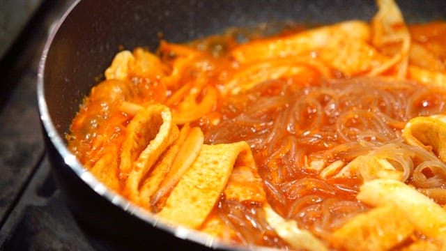 Simmering spicy tteokbokki with rice cakes and fish cakes