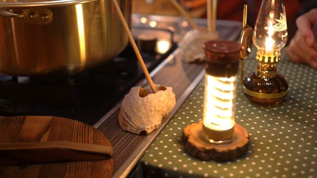 Making atmostphere using lanterns and seashell decorations on a cozy table