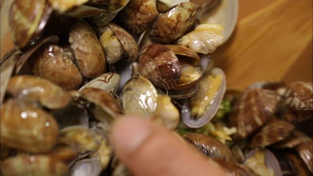 Person who mixes clams with seasoning