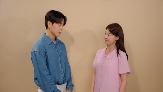 Woman cheering for a man with her thumbs up