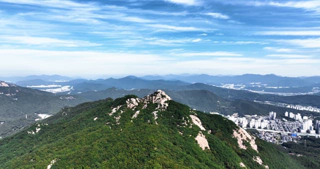 Buramsan mountains under a clear sky