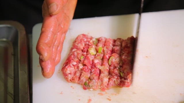 Making shape of minced meat with a knife