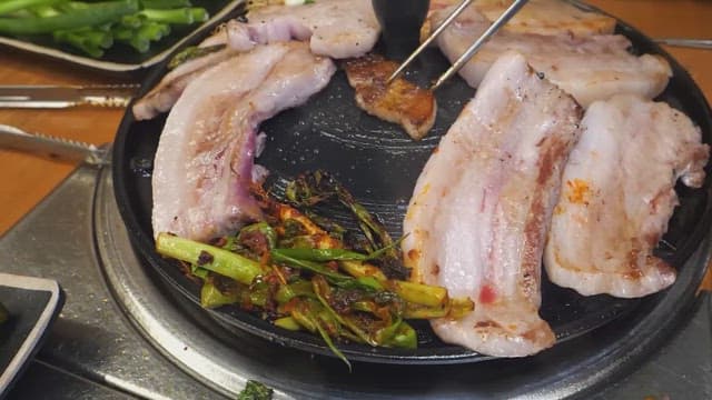 Green onions grilled sizzling with pork belly