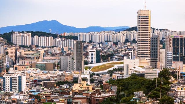 Dynamic city skyline transitions from day to night