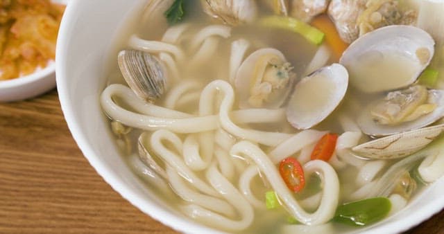 Kalguksu Filled with Many Clams