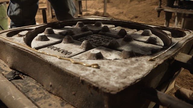 Metal casting process in a foundry